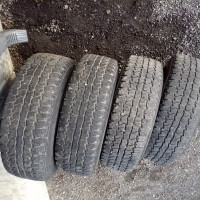 4 pneus de 17 pouces,très bon état et 2 pneus d'hiver 16 pouces
