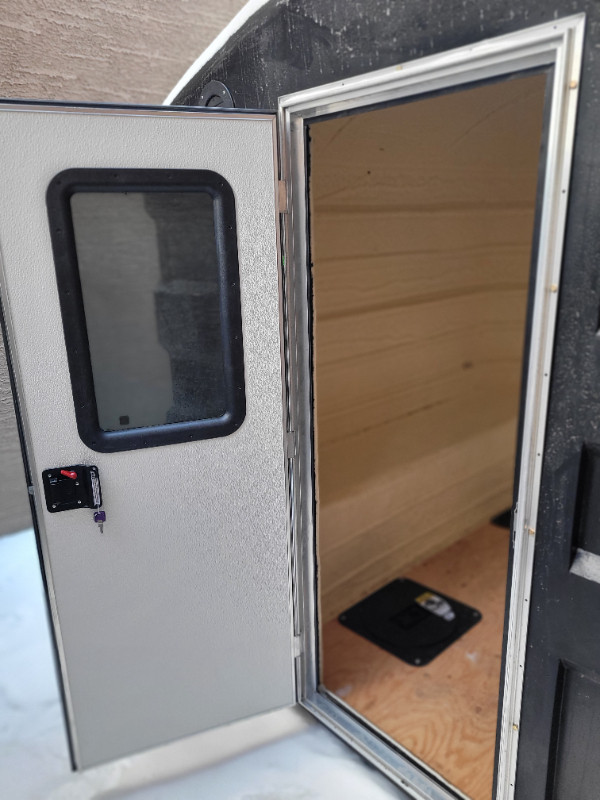Outback Ice shack ,light-weight Insulated in Fishing, Camping & Outdoors in Regina - Image 4