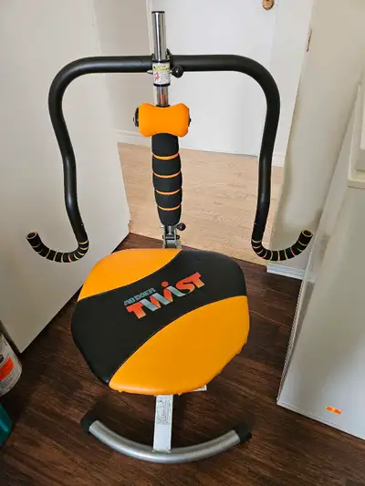 Découvrez cette chaise d'exercice rotative AbDoer Twist, parfaite pour renforcer vos abdominaux et a...