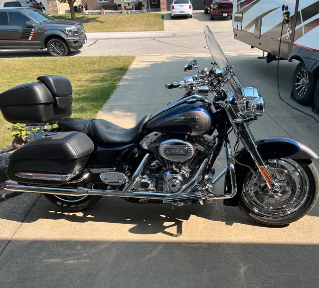 2008 Harley Davidson CVO Road King in Sport Touring in Sarnia - Image 2