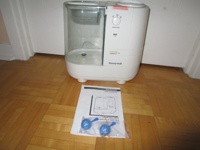 humidificateur HONEYWELL A-1 peu servi  pour endroit sec 25 $ ! in Heaters, Humidifiers & Dehumidifiers in Laval / North Shore