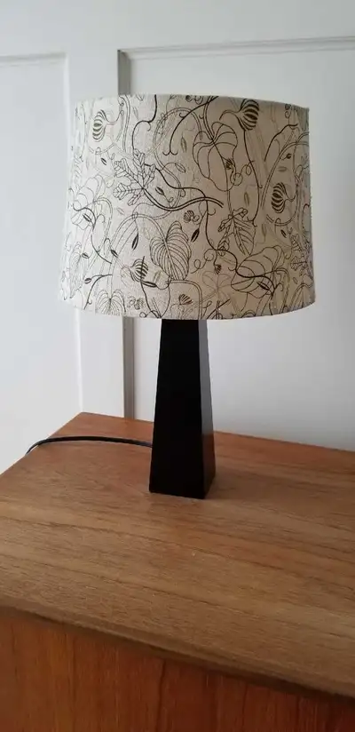 Lampe en bois brun foncé abat jour décorations feuilles, View more