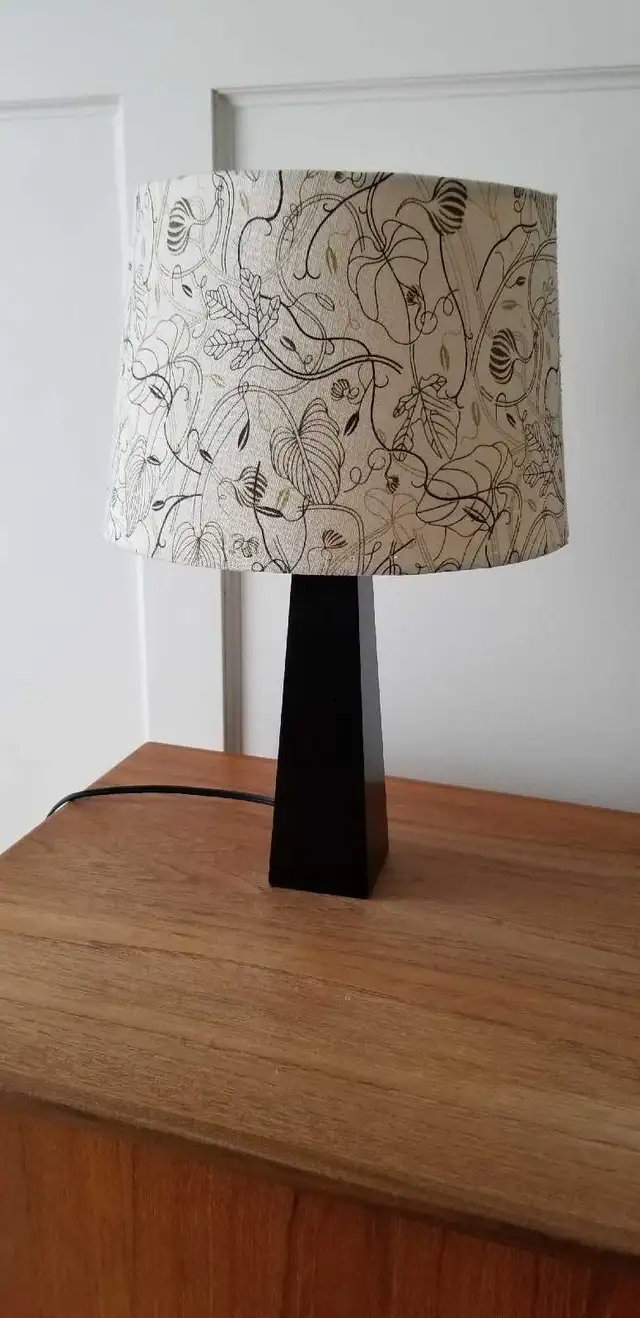 Lampe en bois brun foncé abat jour décorations feuilles in Home Décor & Accents in Laval / North Shore - Image 2