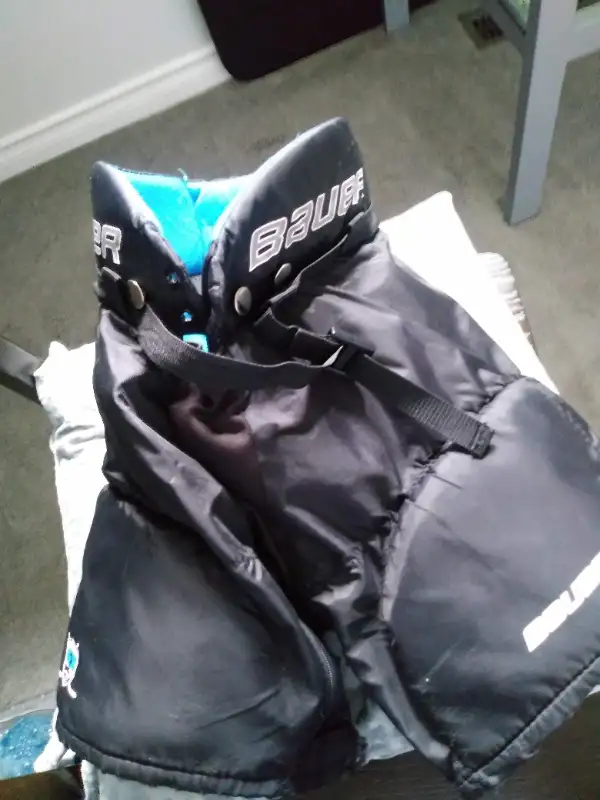 Bauer Hockey Pants Youth in Hockey in Winnipeg - Image 2