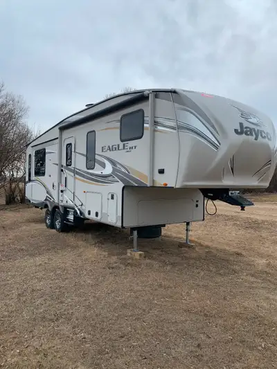 2017 Jayco Eagle fifth wheel trailer Excellent condition