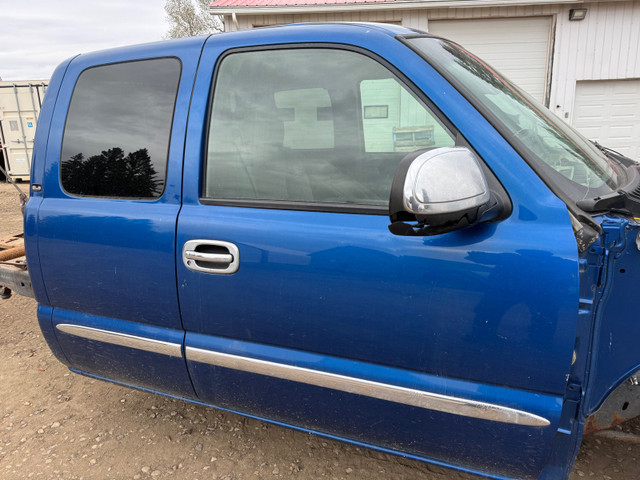 2003 GMC CAB WITH DOORS in Auto Body Parts in Lloydminster