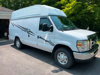 Van Ford E 250 2012. 88 000km Jamais sorti l’hiver Moteur V8. 4,6l Batterie EcoFlow 1300 avec pannea...