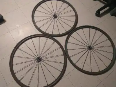 lots 3 roues de velo antiques 1875 (bones shaker)pneu en acier excellent etats et tres rares