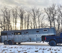 Gooseneck horse trailer