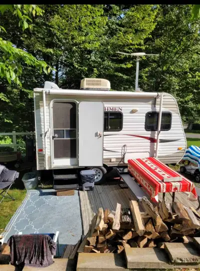 Je vends ma caravane Dutchemen 814RB de 2012, en bon état général pour son âge. Cette caravane offre...