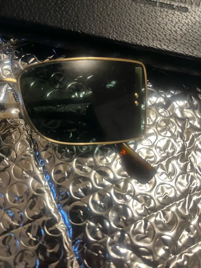British Columbia Sale, Burberry Aviator Frame Sunglasses, Gold in Women's - Bags & Wallets in Revelstoke - Image 9