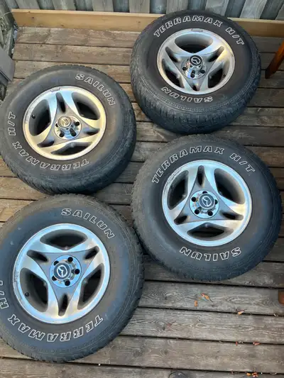 4 pneus 245/75R16 sur jantes Mazda