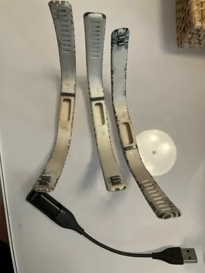 These are used Fitbit Charge 2 bands, perfect for anyone looking to switch up their style or replace...