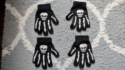 2$ lot petits gants squelette onesize très bon état Candiac J5R , View more