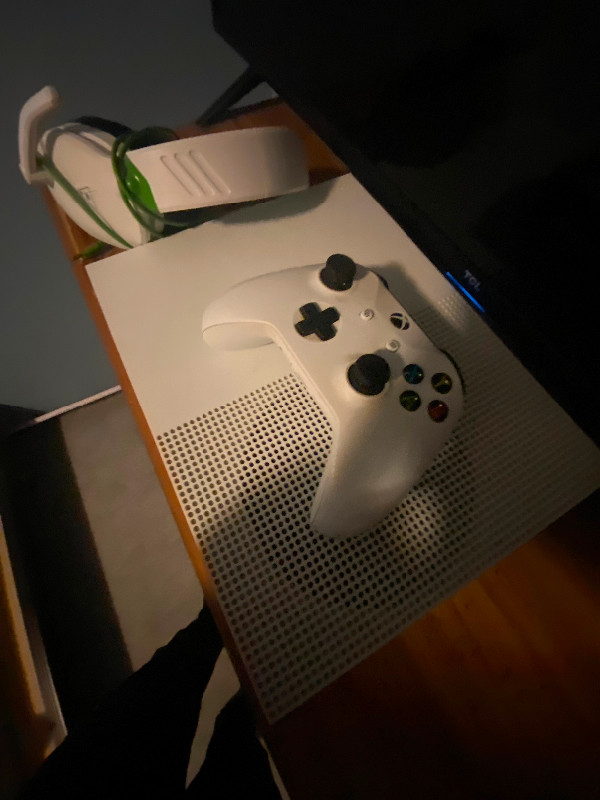 Xbox One S 1TB with headset & controller dans XBOX One  à Ville d’Halifax - Image 2