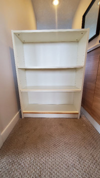 Ajustable white shelves
