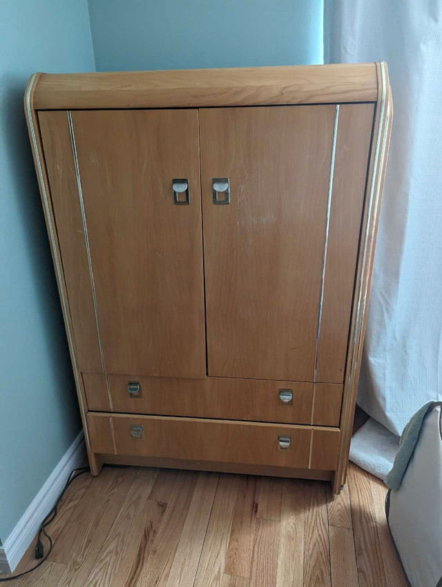 BEAUTIFUL VINTAGE SOLID WOOD BEDROOM SET *Free Armoire*  in Dressers & Wardrobes in Ottawa - Image 2