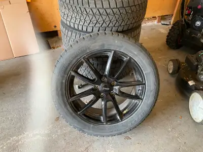 4 pneus d’hiver montés sur 4 mags Jeep