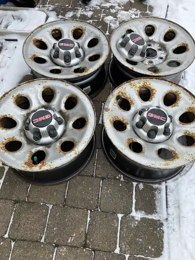 Rim seulement pas de pneus étaient installé sur un GMC Sierra 2018