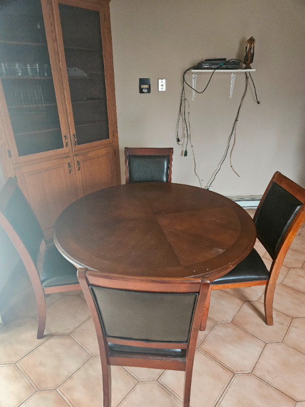 Table de cuisine dans Mobilier de salle à manger et cuisine  à Ville de Montréal - Image 2