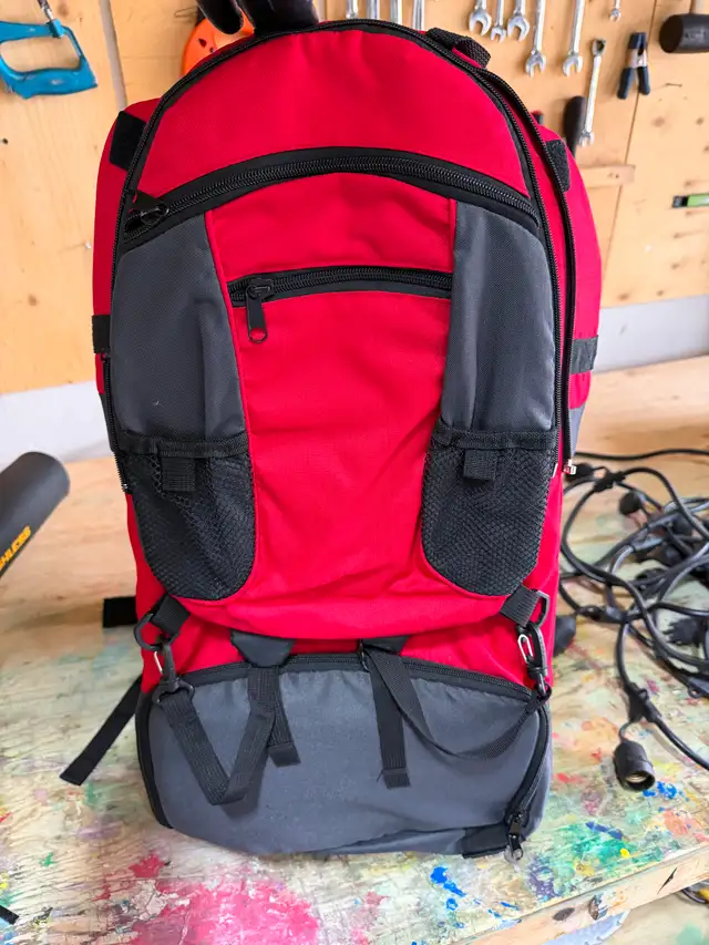 Deluxe Red Baby Toddler Backpack Cross Country Carrier in Strollers, Carriers & Car Seats in Longueuil / South Shore - Image 3