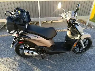 Scooter à vendre! Acheté neuf, je me suis servi de ce beau véhicule pendants 3 bons étés sans aucuns...