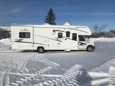 RV Motorhome - Sunseeker Fully Loaded, Large slide out, Trailer hitch, Queen Size bed, Extra Large T...
