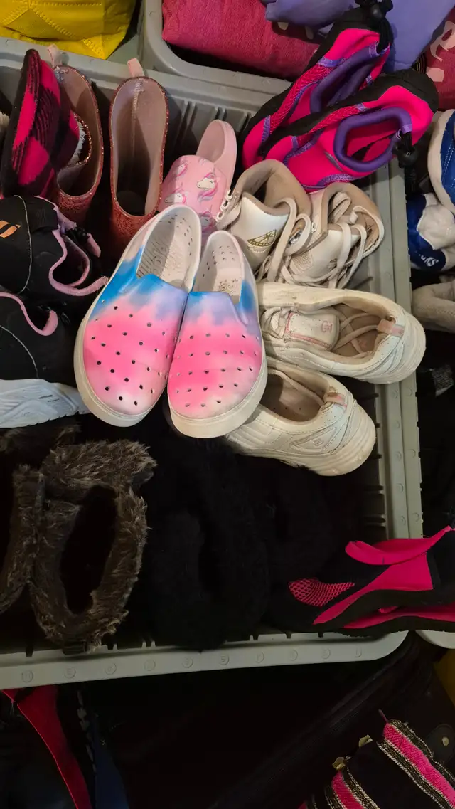 Vetement filles, souliers , habit neige, jouets in Kids & Youth in City of Montréal - Image 9