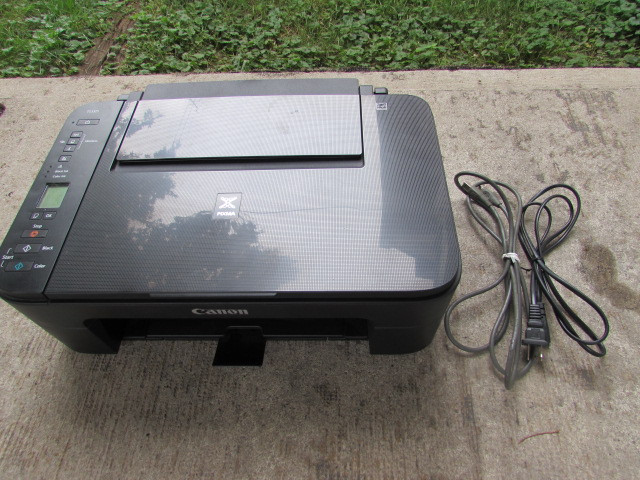 Cannon TS3325 Printer / Scanner-Includes power and com cables in Printers, Scanners & Fax in Hamilton