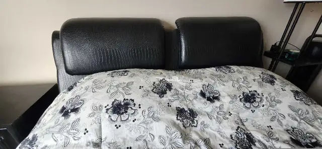 Queen bed with matress and night table64175755430913123