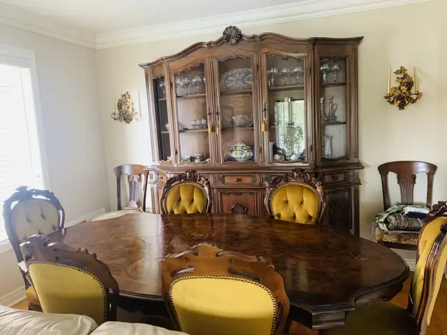 6 Piece Dining Room Set with Hutch – Solid Walnut (Believed) in Dining Tables & Sets in City of Toronto - Image 2