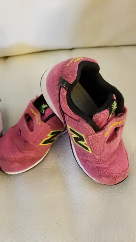 New balance running shoes kid children size 9 in Kids & Youth in City of Toronto - Image 5