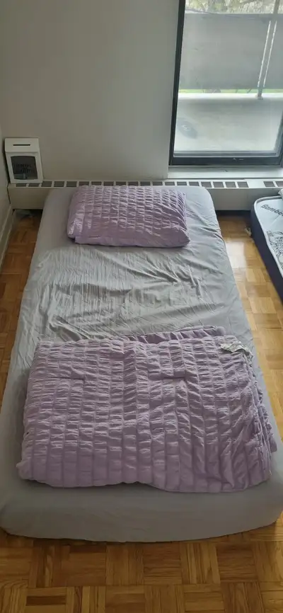 Selling a Surplus Furniture twin-size spring mattress in great condition. ️ Details: - Spring mattre...