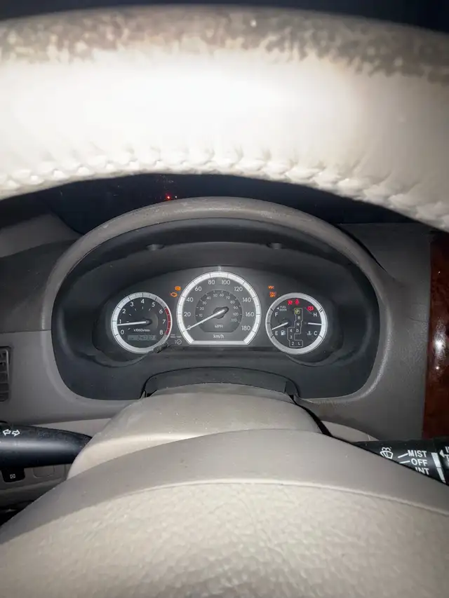 Sienna 2004 in Cars & Trucks in City of Montréal - Image 4