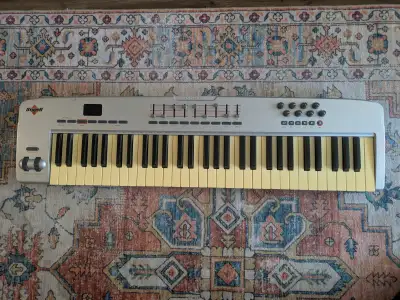 Selling an M-Audio Oxygen 49 MIDI keyboard controller in excellent working condition. Perfect for mu...