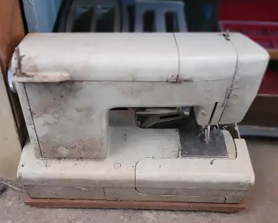 Singer brand sewing machine. PLEASE read the ad carefully My name - My name is Matt Peter. You can s...