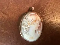 Antique 13K Gold Carved Cameo Oval Brooch/Pendant