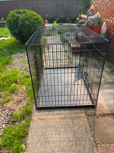 Grande cage pour chien utilisée seulement 1 an, la nuit, en parfaite condition. 2 grandes portes, pl...