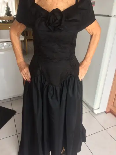 BELLE ROBE NEUVE À TRAÎNE SATIN NOIR TRÈS CHIC GR 8 FEM $175.00, View more