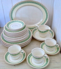 Antiquité 1956 Magnifique set de vaisselle Porcelaine Angleterre