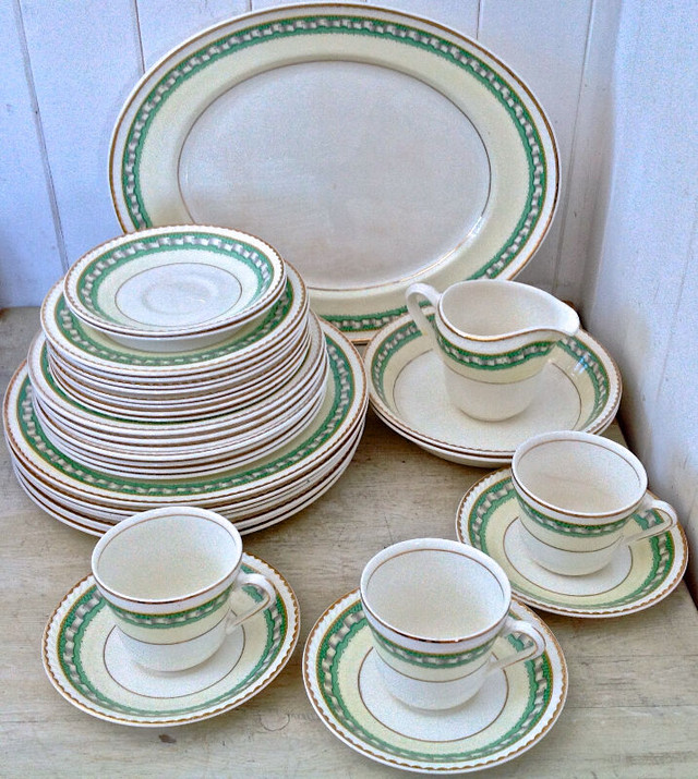 Antiquité 1956 Magnifique set de vaisselle Porcelaine Angleterre dans Art et objets de collection  à Lévis