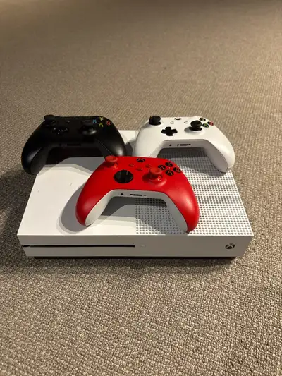 Xbox one S + 3 manettes, View more