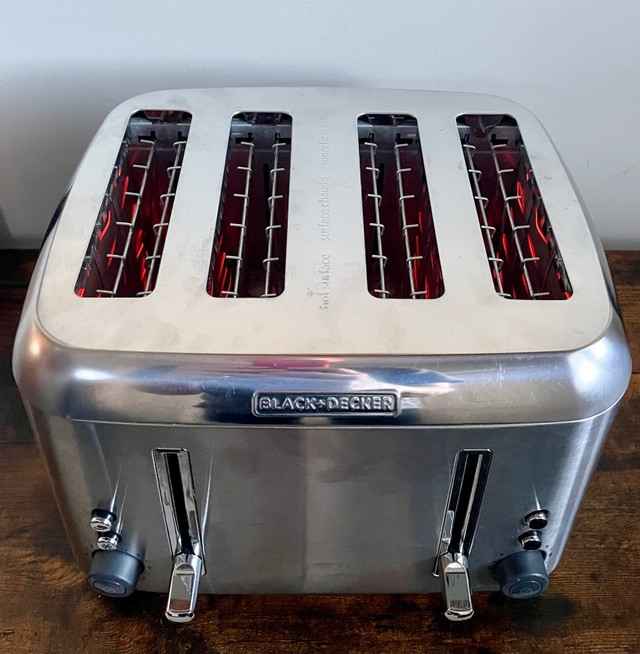 Black & Decker • Extra Wide Slots Toaster w/ 7 Settings in Toasters & Toaster Ovens in Kingston - Image 4