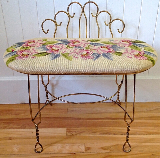 Antiquité. Collection. Banc d'appoint. Siège au point de croix L Art