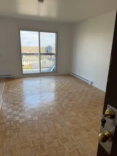4 1/2 à louer rénover, immeuble tranquille. 3 ieme étage avec espace de stationnement, rangement à l...