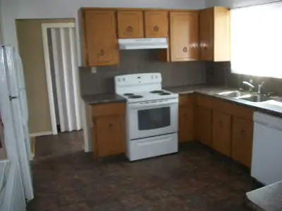 Call or text Clint 778 694 2888 Available Immediately Bright and clean 3-bedroom upper-level suite l...