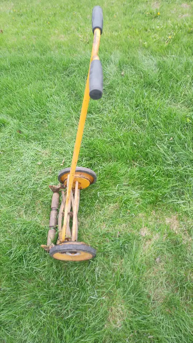 Vintage Metel Lawnmower in Lawnmowers & Leaf Blowers in Longueuil / South Shore - Image 5