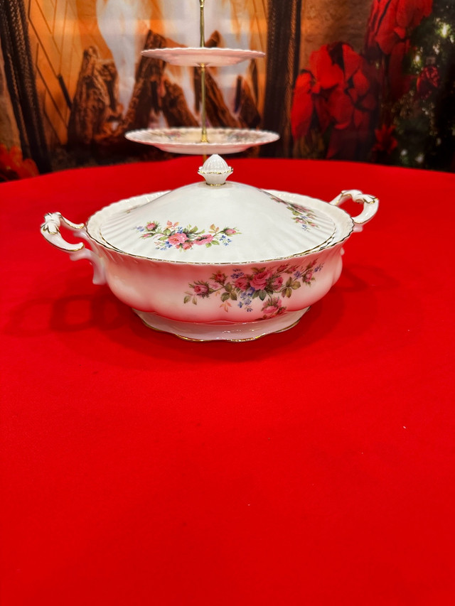 Moss Rose Royal Albert Bone China England discontinued pattern(  dans Vaisselle et articles de cuisine  à Val-d'Or - Image 4