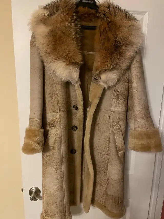 shearling coat jacket in Women's - Tops & Outerwear in Oakville / Halton Region - Image 3