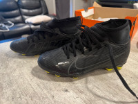 Nike Youth size 1 soccer cleats